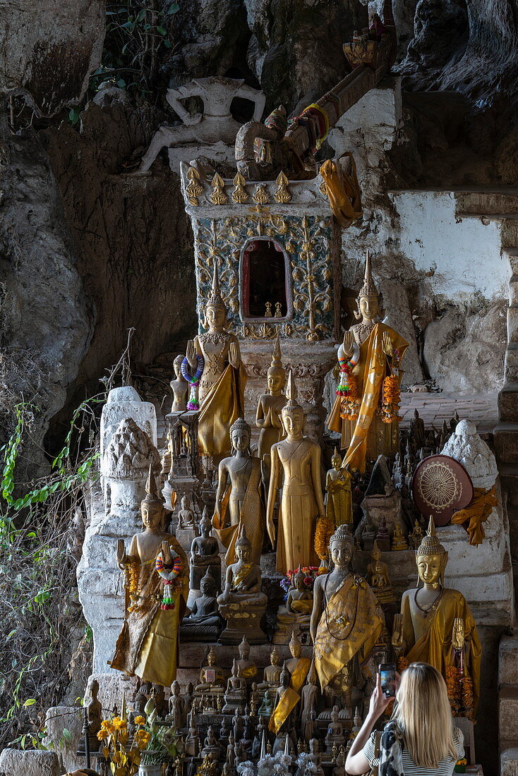 Miniatur Buddha-Skulpturen zieren die untere Höhle in den Pak Ou-Höhlen, Pak Ou, Provinz Luang Prabang, Laos, Asien