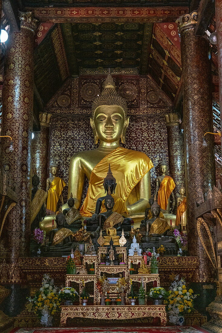 Riesige Buddha-Statue innerhalb vom Wat Xieng Thong Tempel, Luang Prabang, Provinz Luang Prabang, Laos, Asien