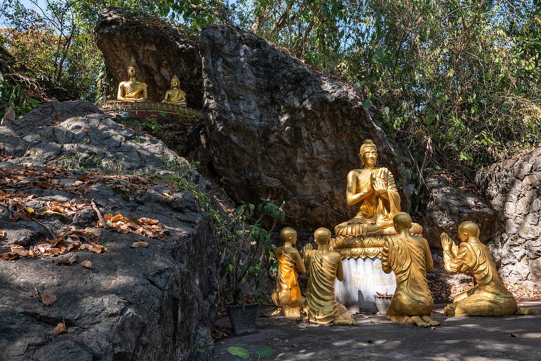 Goldene Buddha-Figuren auf einem Pfad zum Berg Phousi, Luang Prabang, Provinz Luang Prabang, Laos, Asien