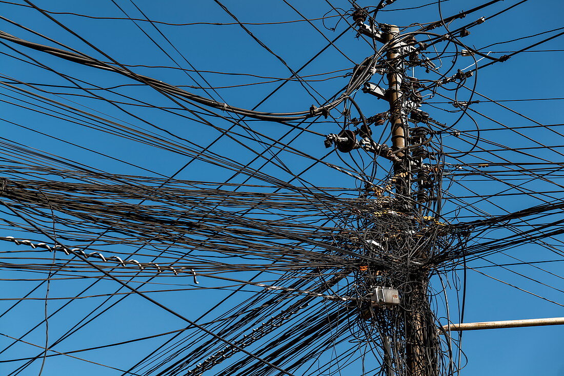 Eine chaotische aber funktionale Ansammlung von Telefon- und Stromleitungen, Luang Prabang, Provinz Luang Prabang, Laos, Asien