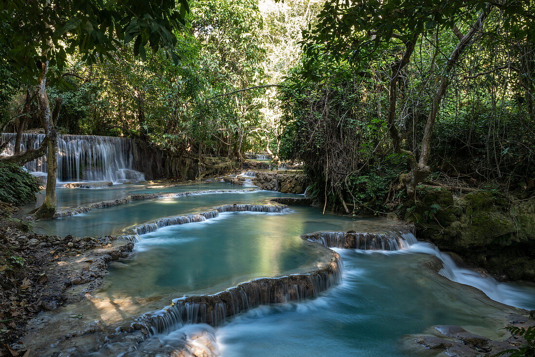 Natürliche Pools unter Wasserfällen an den Kuang Si Falls, Kuang Si, Provinz Luang Prabang, Laos, Asien