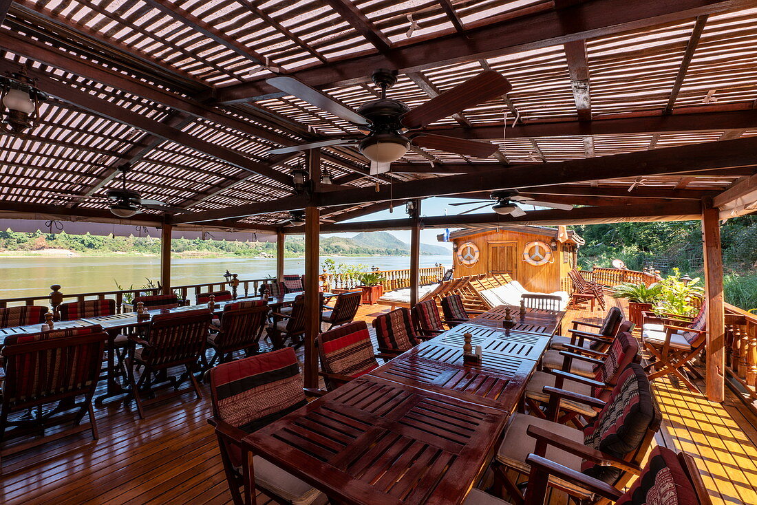Restaurantbereich an Bord von Flusskreuzfahrtschiff Mekong Sun auf Fluss Mekong, Luang Prabang, Provinz Luang Prabang, Laos, Asien