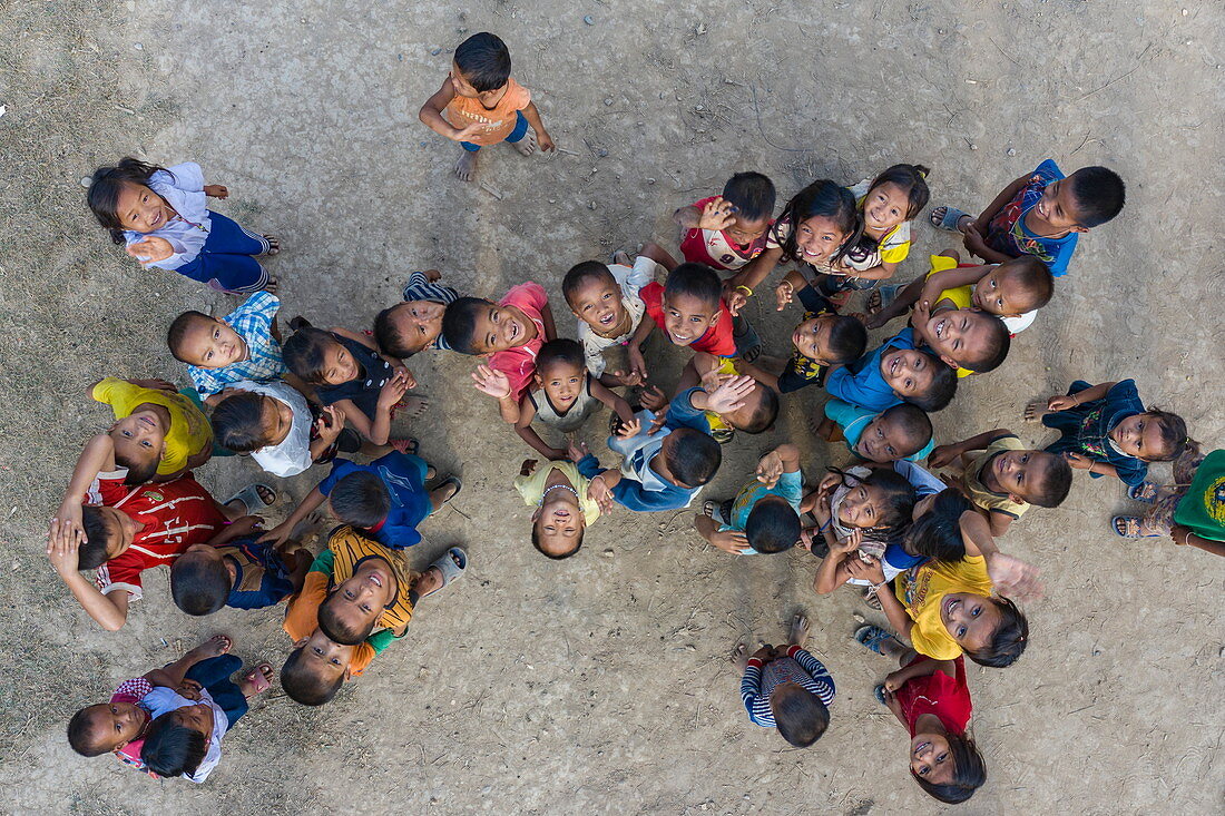 Luftaufnahme von Schulkindern vor der ATCA School im Dorf Donemisay, Ban Pak Tha, Bezirk Pak Tha, Provinz Bokeo, Laos, Asien