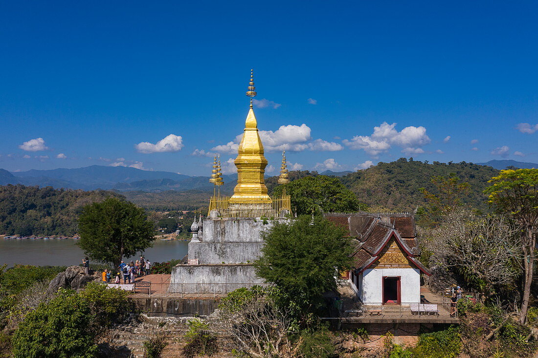 Luftaufnahme der Pagode auf dem Berg Phousi, Luang Prabang, Provinz Luang Prabang, Laos, Asien