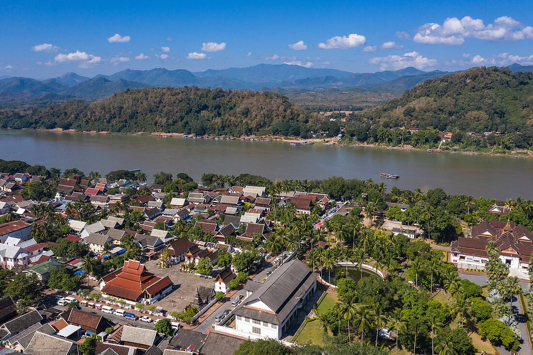 Luftaufnahme der Stadt mit Fluss Mekong, Luang Prabang, Provinz Luang Prabang, Laos, Asien