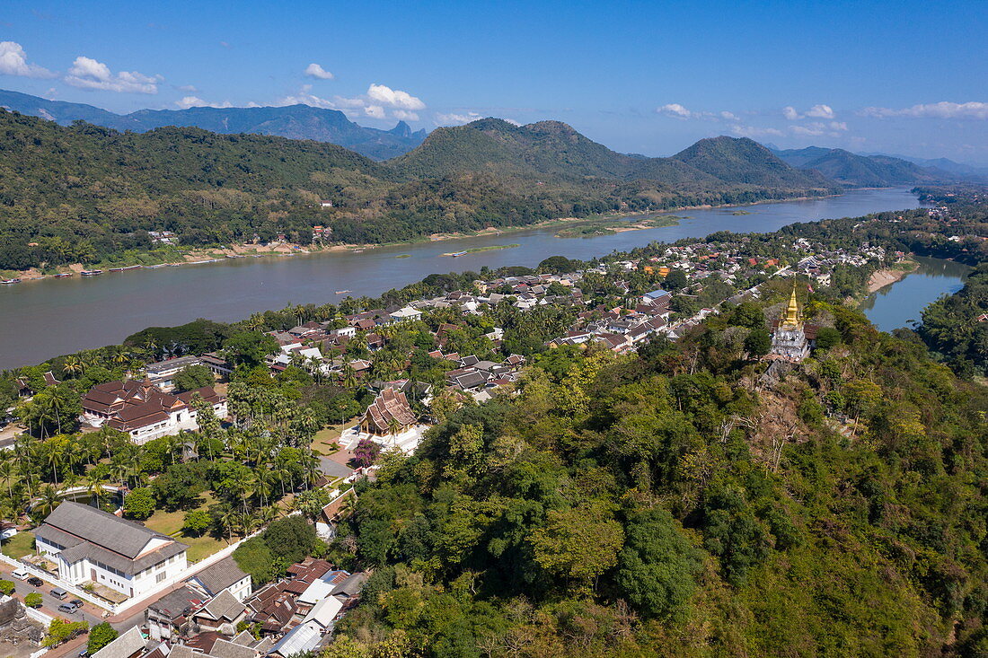 Luftaufnahme der Pagode auf dem Berg Phousi mit Fluss Mekong dahinter, Luang Prabang, Provinz Luang Prabang, Laos, Asien