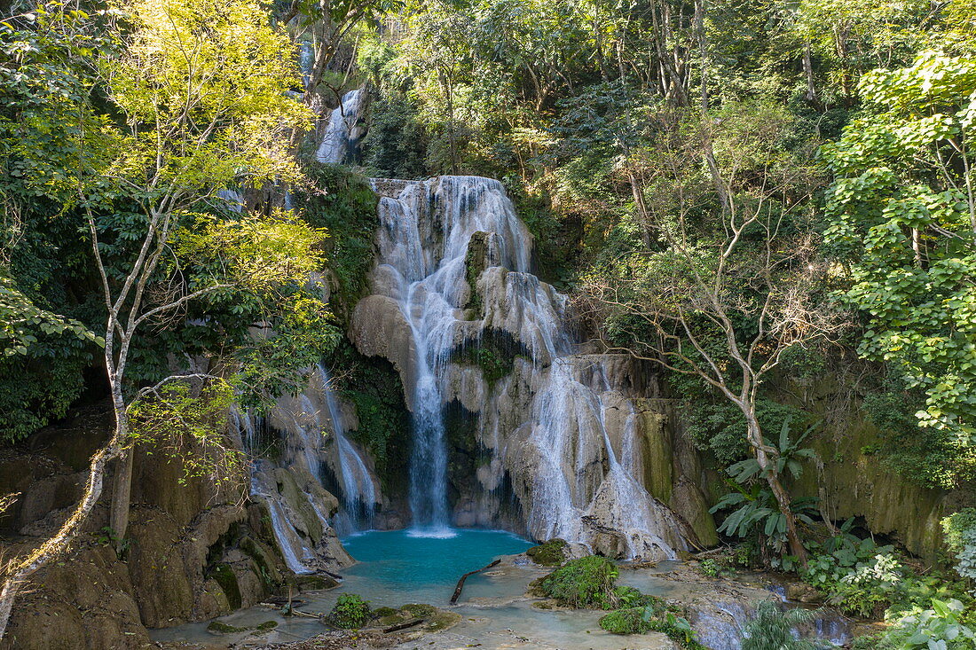 Luftaufnahme der prächtigen Wasserfälle der Kuang Si Falls inmitten von üppiger Dschungelvegetation, Kuang Si, Provinz Luang Prabang, Laos, Asien