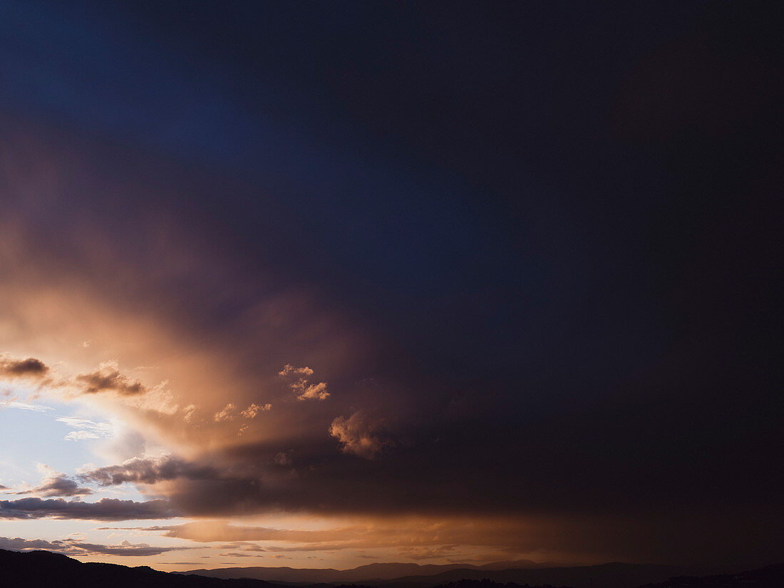 Dunkle majestätische Gewitterwolken am Himmel