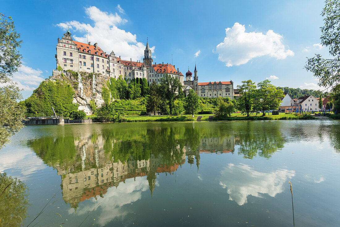 Schloss Sigmaringen, das in Donau, oberes Donautal, schwäbischer Jura, Baden-Württemberg, Deutschland, Europa reflektiert