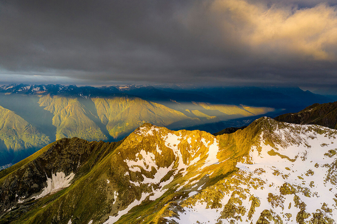 Sonnenaufgang über Orobie-Alpen von Sasso Bianco, Luftbild, Valmalenco, Provinz Sondrio, Valtellina, Lombardei, Italien, Europa