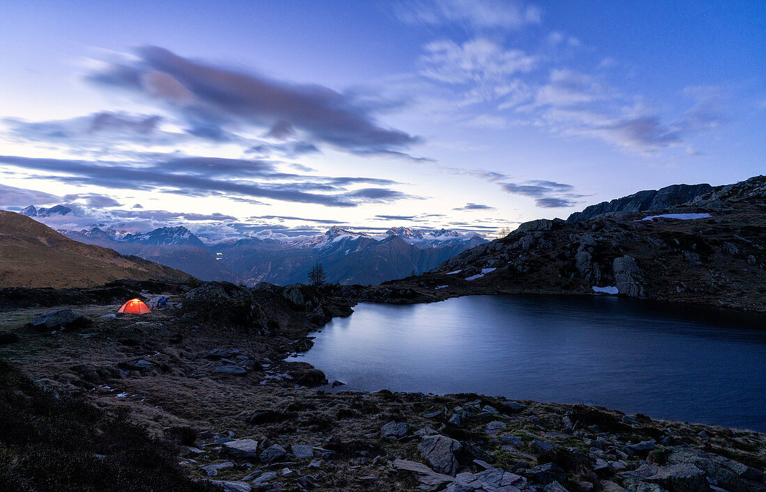 Zelt der Wanderer am Ufer des Alpensees Zana während des Sonnenaufgangs, Valmalenco, Provinz Sondrio, Valtellina, Lombardei, Italien, Europa