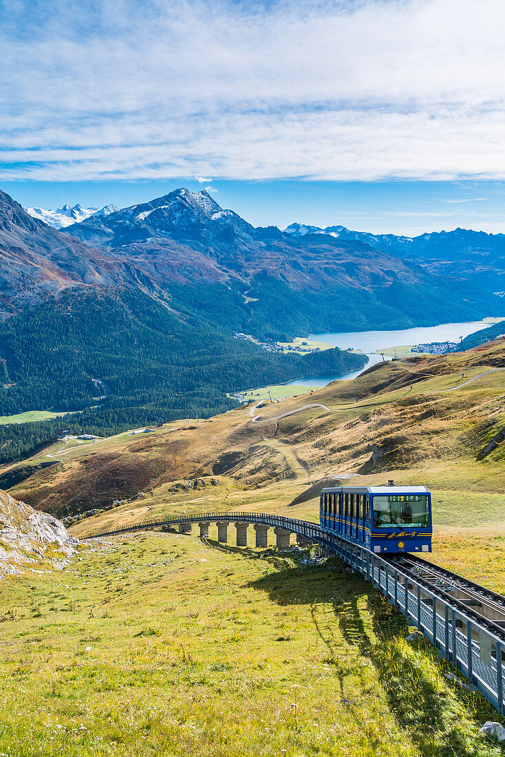 Chantarella-Corviglia Standseilbahn, die bergauf mit St. Moritz See im Hintergrund, Engadin, Kanton Graubunden, Schweiz, Europa reist