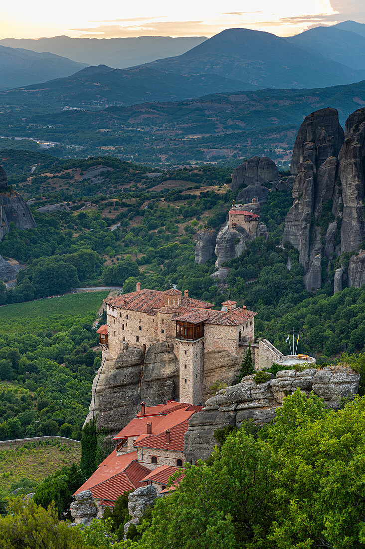 Heiliges Kloster des Heiligen Nikolaus Anapafsas bei Sonnenuntergang, UNESCO-Weltkulturerbe, Meteora-Klöster, Griechenland, Europa