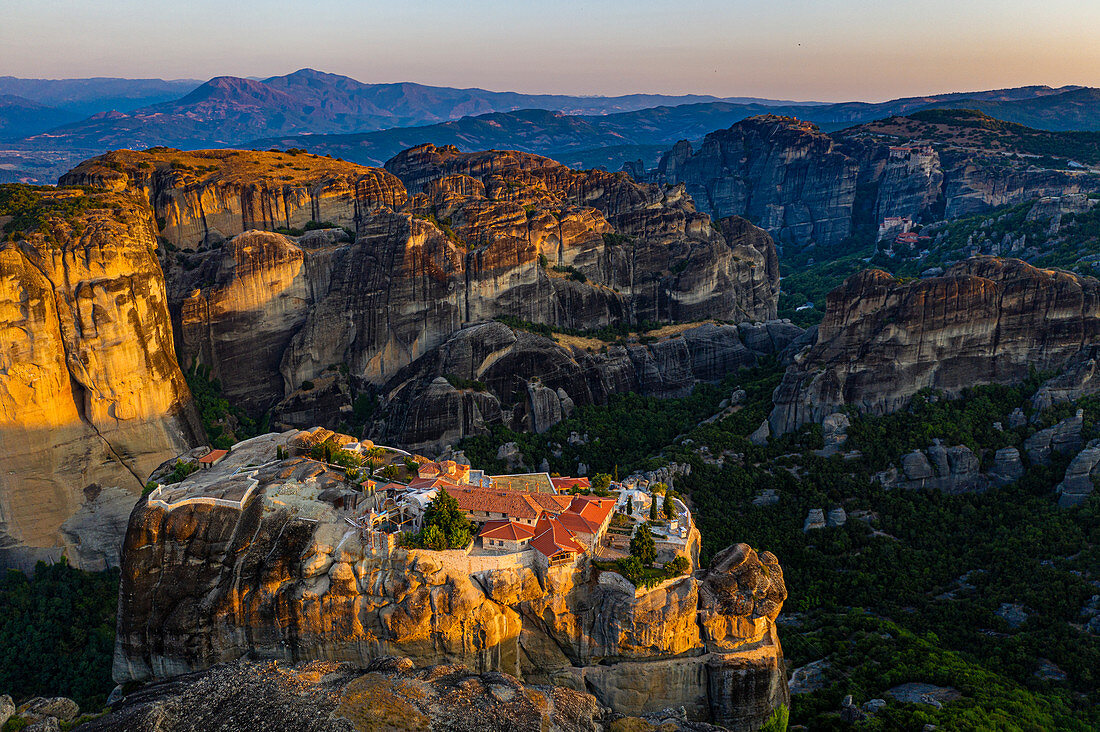 Luftaufnahme durch Drohne des Heiligen Klosters der Heiligen Dreifaltigkeit bei Sonnenaufgang, UNESCO-Weltkulturerbe, Meteora-Klöster, Griechenland, Europa