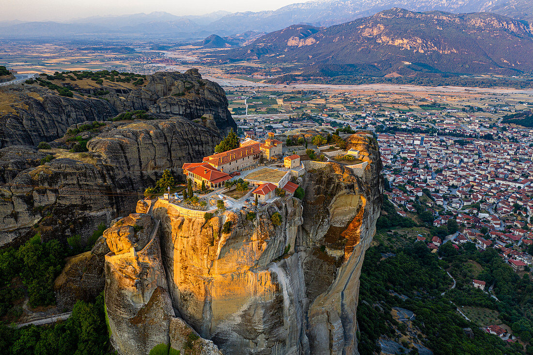 Luftaufnahme durch Drohne des Heiligen Klosters der Heiligen Dreifaltigkeit bei Sonnenaufgang, UNESCO-Weltkulturerbe, Meteora-Klöster, Griechenland, Europa