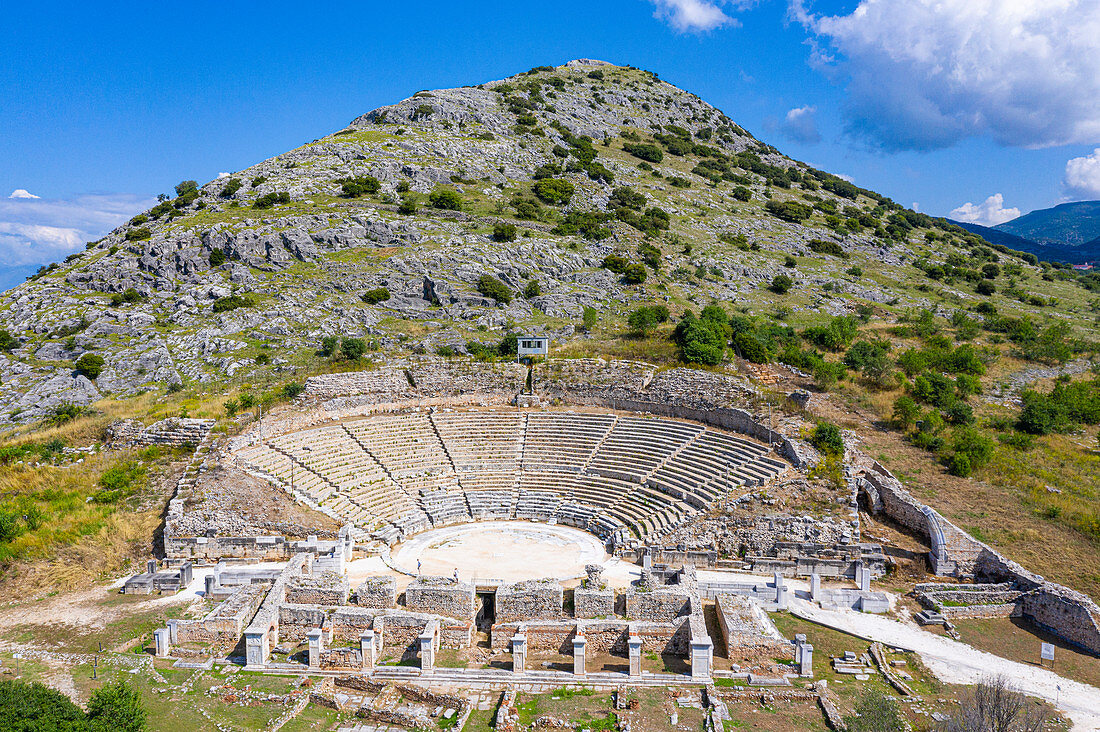 Luftaufnahme durch Drohne des Amphitheaters, Philippi, UNESCO-Weltkulturerbe, Mazedonien, Griechenland, Europa