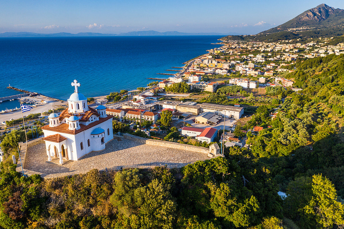 Luftaufnahme von durch Drohne Agia Triada Kirche, Paleo Karlovasi, Samos, griechische Inseln, Griechenland, Europa