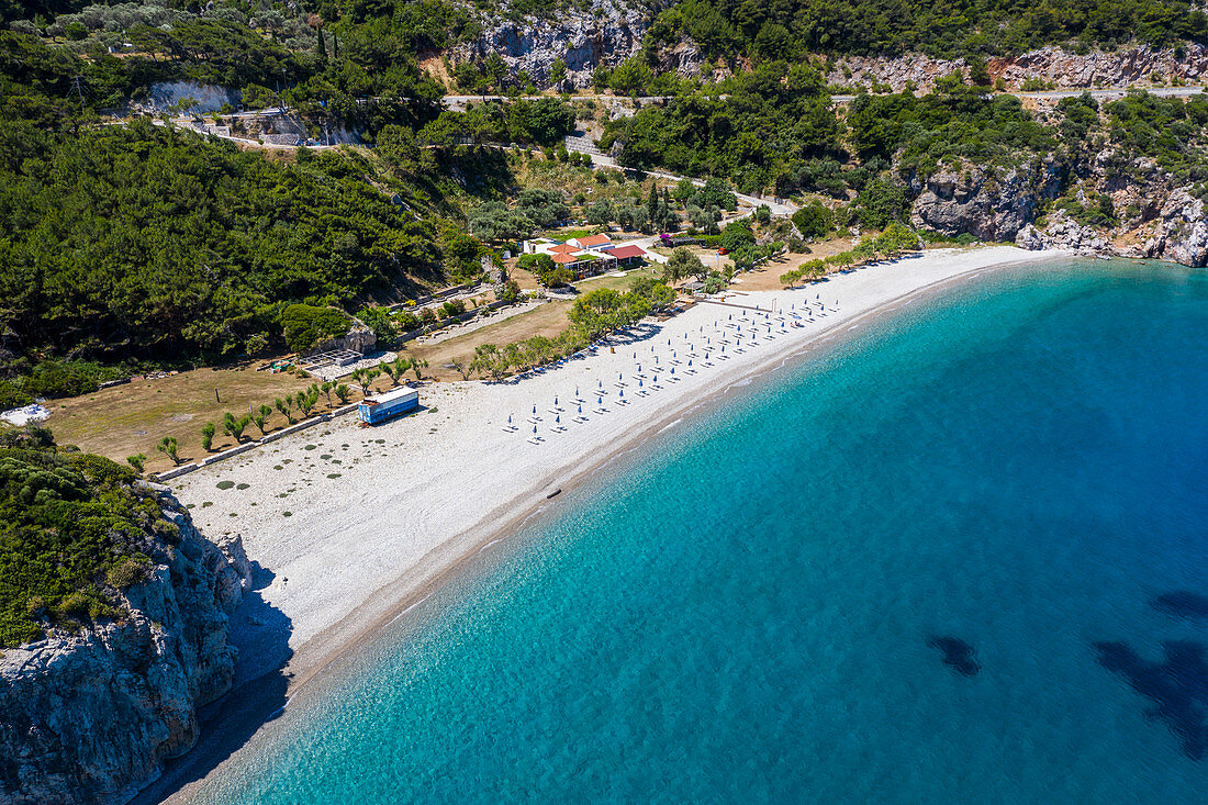 Luftaufnahme durch Drohne von Tsambou Beach, Samos, Griechische Inseln, Griechenland, Europa