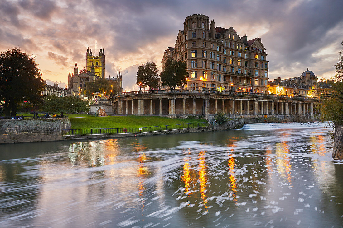 A dusk view along the River Avon, with Bath Abbey, in the heart of Bath, UNESCO World Heritage Site, Somerset, England, United Kingdom, Europe