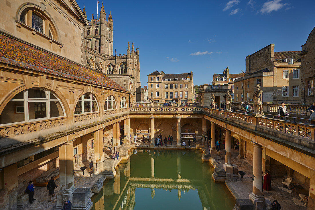 Der Hauptpool in den römischen Bädern mit Bath Abbey dahinter in Bath, UNESCO-Weltkulturerbe, Somerset, England, Vereinigtes Königreich, Europa