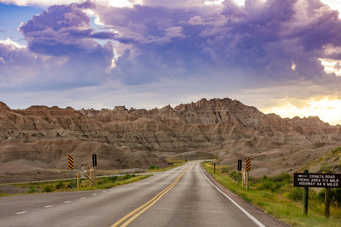 Fahren und Sightseeing im Badlands National Park, South Dakota, Vereinigte Staaten von Amerika, Nordamerika