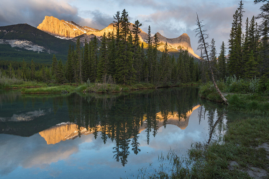 Ha Ling Peak Sonnenaufgang am Policeman Creek, Canmore, Alberta, kanadische Rocky Mountains, Kanada, Nordamerika