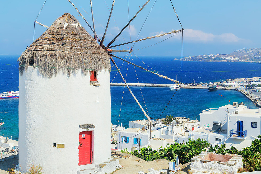 Boni Windmühle mit Blick auf Mykonos Stadt, Mykonos, Kykladen, griechische Inseln, Griechenland, Europa