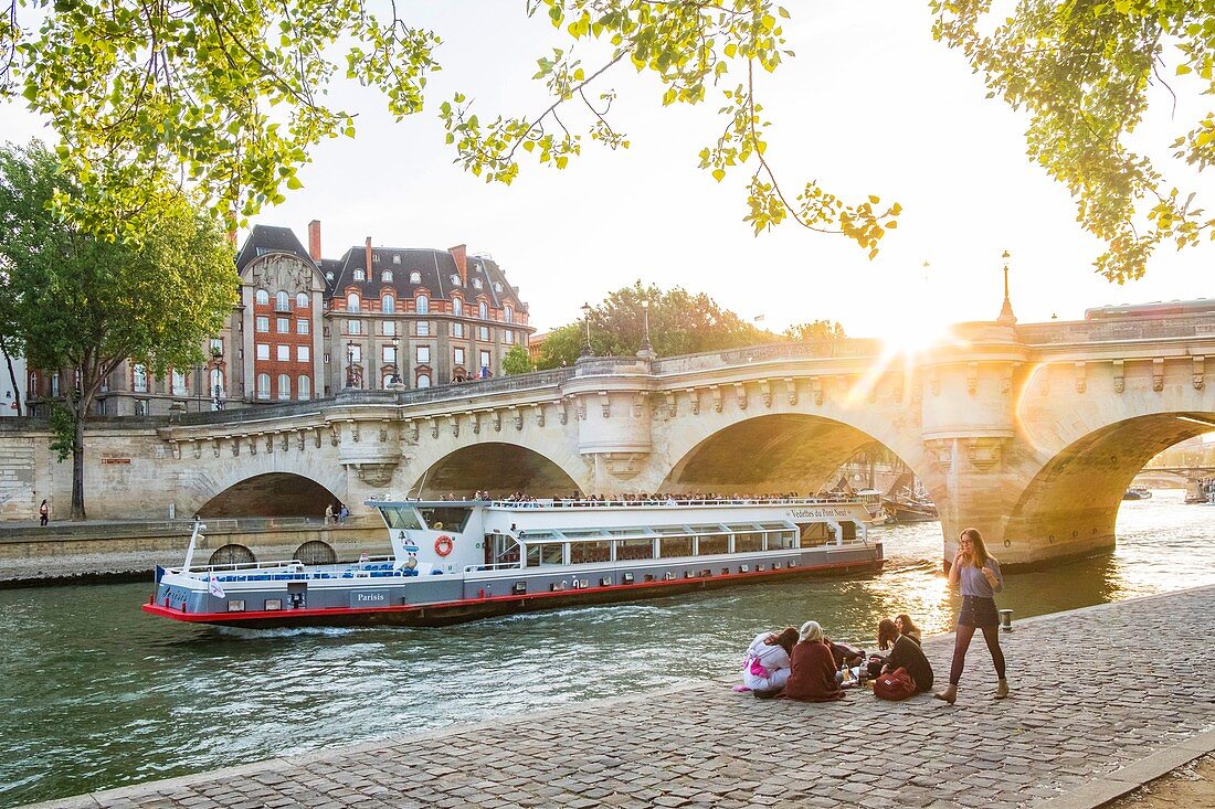 France, Paris, area listed as World Heritage by UNESCO, Ile de la Cite, at the Quai des Orfevres, the Neuf Bridge in the background