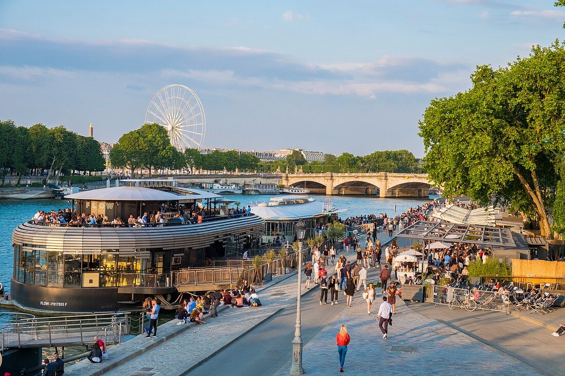 Frankreich, Paris, Gebiet, das von der UNESCO zum Weltkulturerbe erklärt wurde, die New Pedestrian Berges im Hafen der Champs Elysees, das Barge Bar Restaurant The Flow
