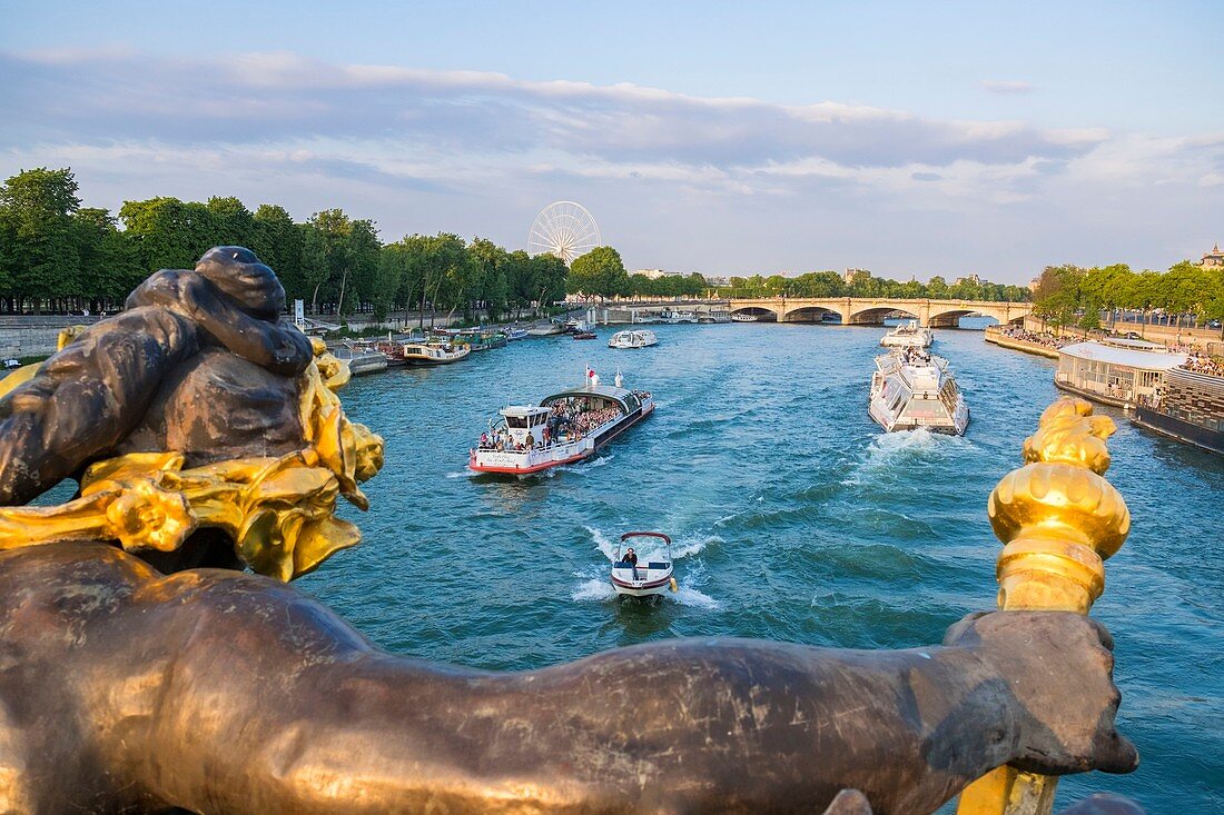 Frankreich, Paris, Gebiet, das von der UNESCO zum Weltkulturerbe erklärt wurde, die Alexandre-III-Brücke und die Flottenboote durch die Statue des Genie de l'Eau