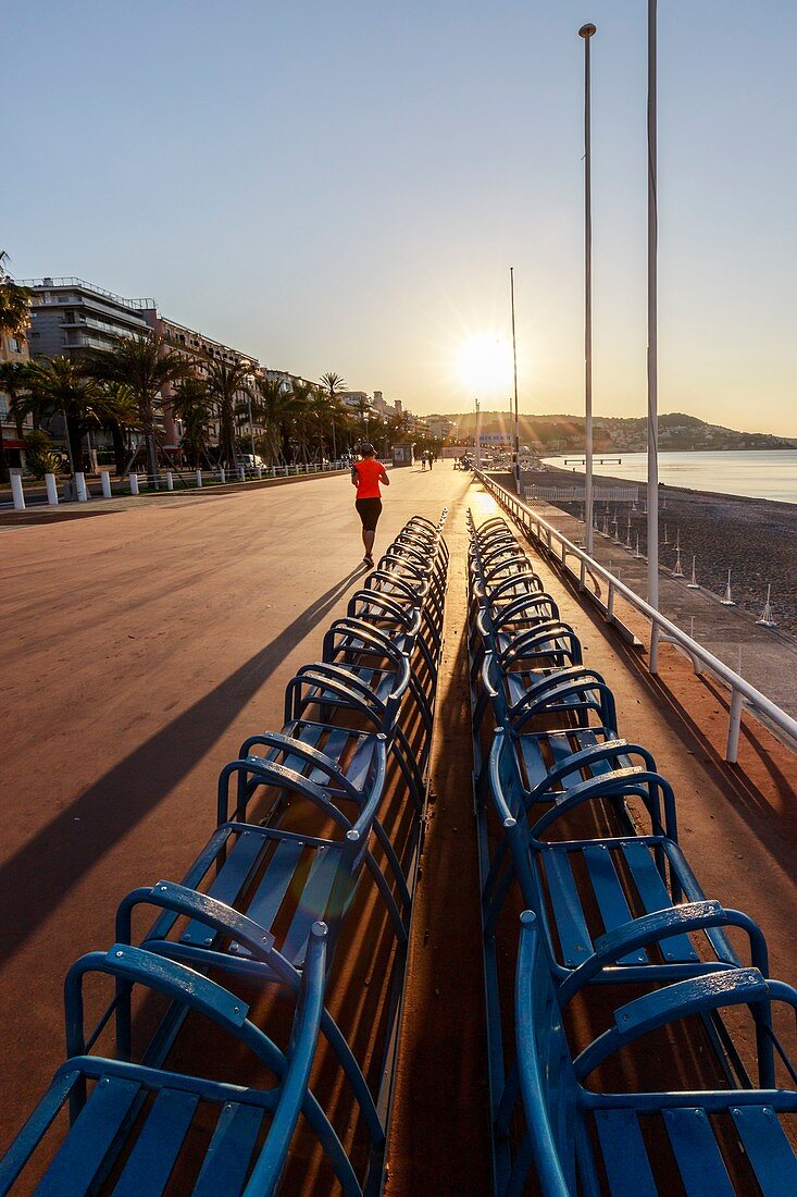 Frankreich, Alpes Maritimes, Nizza, Promenade des Anglais, die blauen Stühle