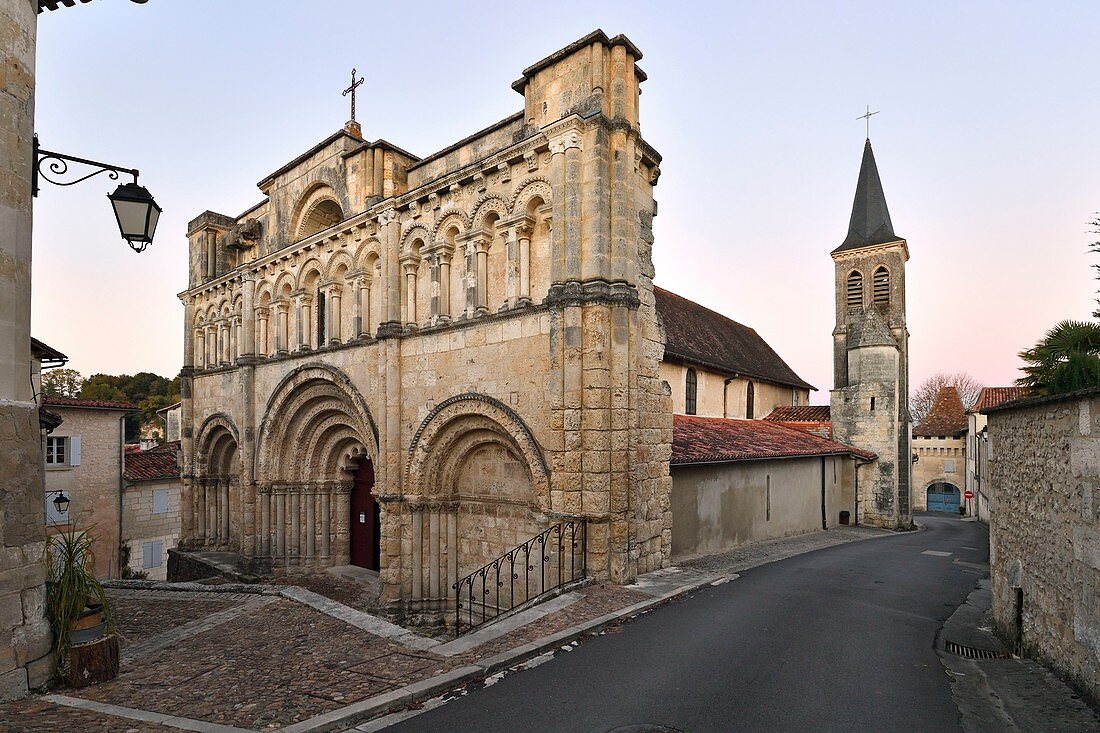 Frankreich, Charente, Aubeterre sur Dronne, bezeichnet als Les Plus Beaux Villages de France (Die schönsten Dörfer Frankreichs), auf dem Jakobsweg, Kirche Saint Jaques, romanische Fassade aus dem 12. Jahrhundert