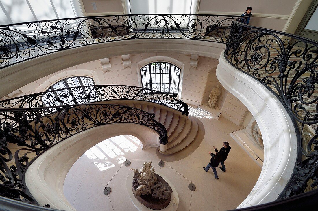 Frankreich, Paris, das Petit Palais, das anlässlich der Weltausstellung des Architekten Charles Girault im Jahr 1900 erbaut wurde, beherbergt das Pariser Kunstmuseum, eine der beiden Treppen