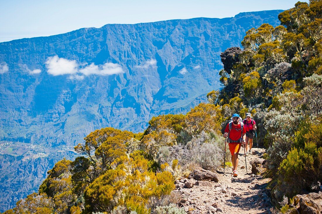 Frankreich, Insel Reunion, Cilaos, Wanderer in der Nähe der Berghütte Caverne Dufour, Berghütte Piton des Neiges, die von der UNESCO zum Weltkulturerbe erklärt wurde