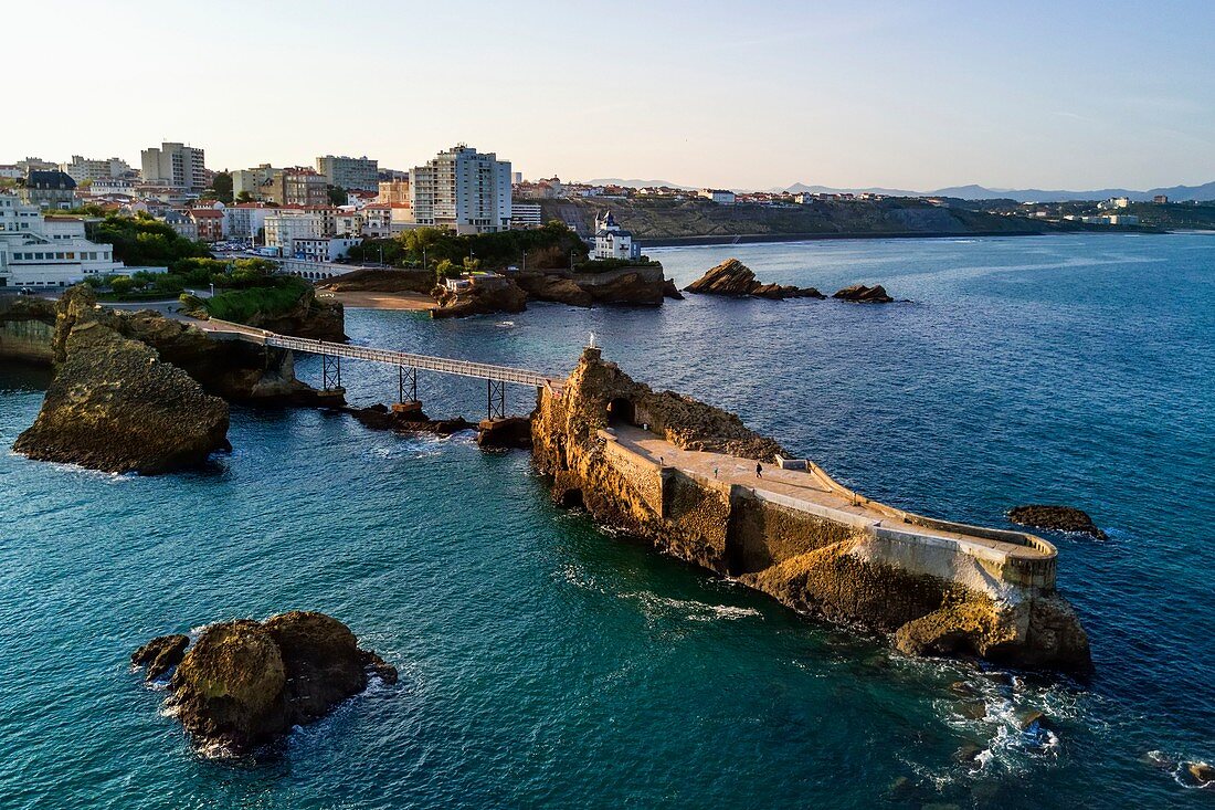 Frankreich, Pyrenäen Atlantiques, Baskenland, Biarritz, der Rocher de la Vierge (Luftbild) (Luftaufnahme)