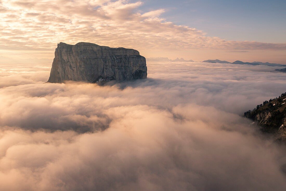 Frankreich, Isere, Vercors Regionaler Naturpark, Nationales Hochland Vercors Naturschutzgebiet, Mont Aiguille (2086 m) taucht aus einem Wolkenmeer auf