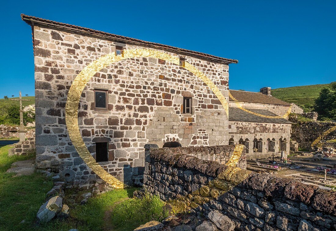 Frankreich, Ardeche, Mazan l'Abbaye, Parc naturel regional des Monts d'Ardeche (regionaler Naturpark Monts d'Ardeche), Un cercle et Mille Fragmente sind ein Kunstwerk von Felice Varini