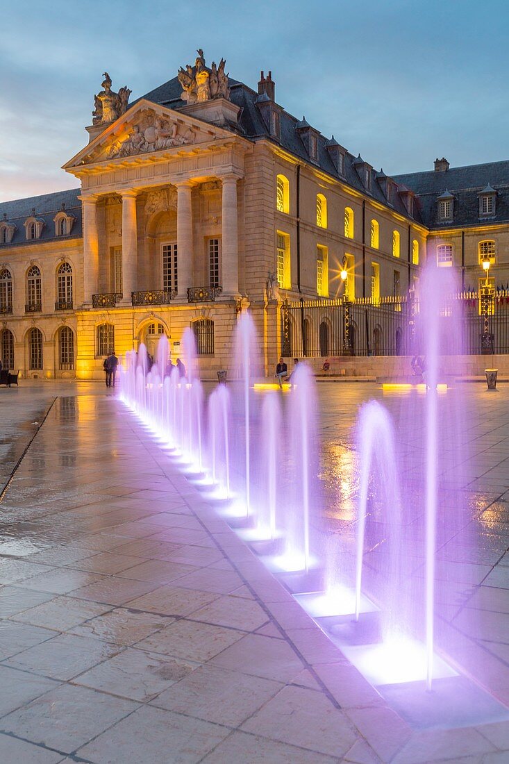 France, Cote d'Or, Dijon, area listed as World Heritage by UNESCO, Place de la Lib?ration with the tower Philippe le Bon of the Palace of the Dukes of Burgundy