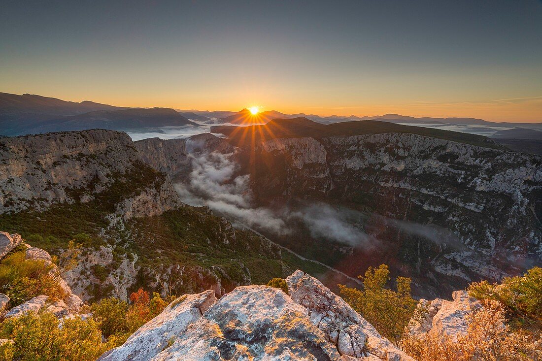 Frankreich, Alpes-de-Haute-Provence, regionaler Naturpark Verdon, Grand Canyon du Verdon, Klippen vom Belvedere Pas de la Bau aus gesehen