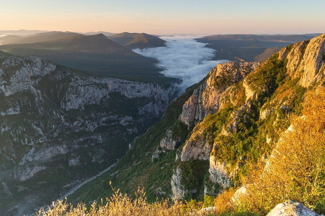 Frankreich, Alpes-de-Haute-Provence, regionaler Naturpark Verdon, Grand Canyon du Verdon, Klippen vom Belvedere Pas de la Bau aus gesehen