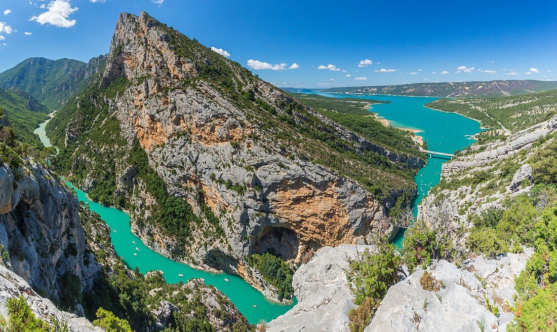Frankreich, Alpes-de-Haute-Provence, Regionaler Naturpark Verdon, Grand Canyon du Verdon, Klippe Les Grands Vernis (993 m), Verdon und Lake St. Croix
