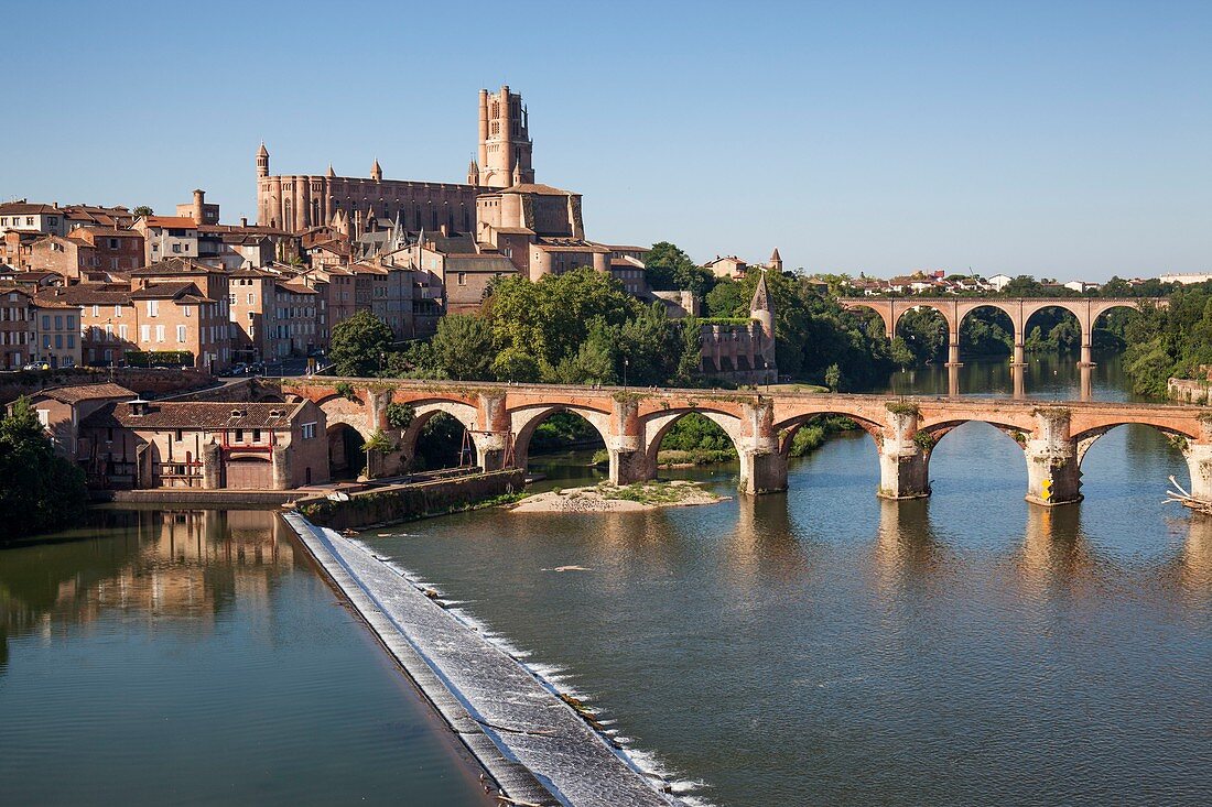 Frankreich, Tarn, Albi, die Bischofsstadt, die von der UNESCO zum Weltkulturerbe erklärt wurde, die Kathedrale von Sainte Cecile und die alte Brücke über den Tarn