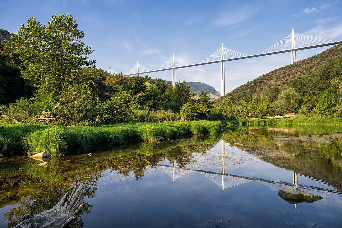 Frankreich, Aveyron, Parc Naturel Regional des Grands Causses, Peyre, mit der Bezeichnung Les Plus Beaux Villages de France (Die schönsten Dörfer Frankreichs), die Kirche und das von Michel Virlogeux erbaute Millau-Viadukt (Autobahn A75) und Norman Foster, zwischen Causses de Sauveterre und Causses du Larzac oberhalb des Flusses Tarn gelegen