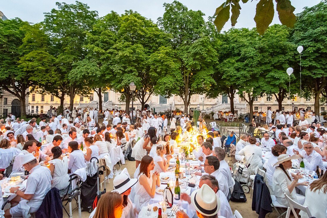 Frankreich, Paris, Place Dauphine, Abendessen in Weiß