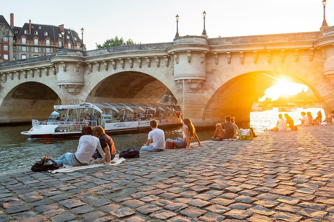 Frankreich, Paris, von der UNESCO zum Weltkulturerbe gehörendes Gebiet, Ile de la Cite, Quai des Orfevres bei Sonnenuntergang, Pont Neuf