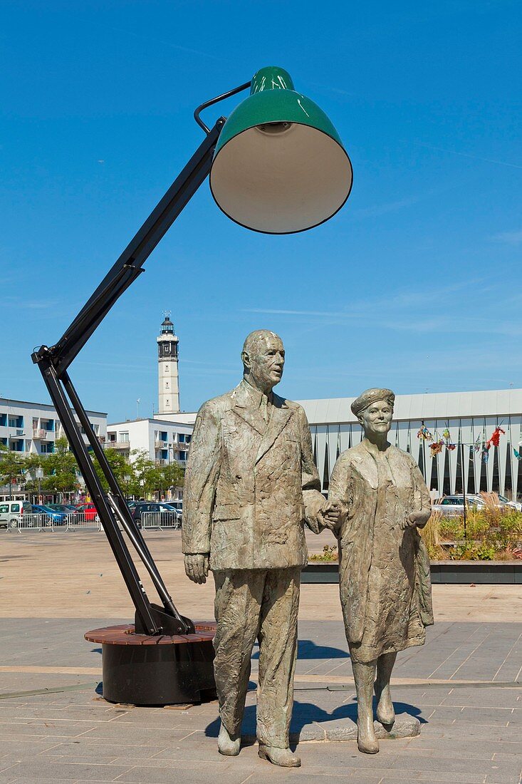 Frankreich, Pas de Calais, Calais, Bronzestatue von Yvonne und Charles De Gaulle unterzeichnet Elisabeth Cibot am 9. November 2013 am Place d'Armes eingeweiht