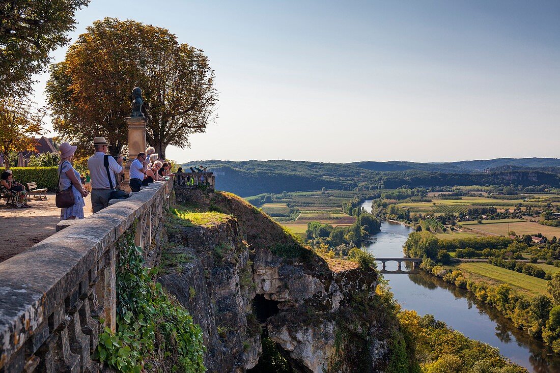 Frankreich, Dordogne, Perigord Noir, Dordogne-Tal, Domme, beschriftet Most Beaul Villages in Frankreich, Domme, Panorama auf das Dordogne-Tal