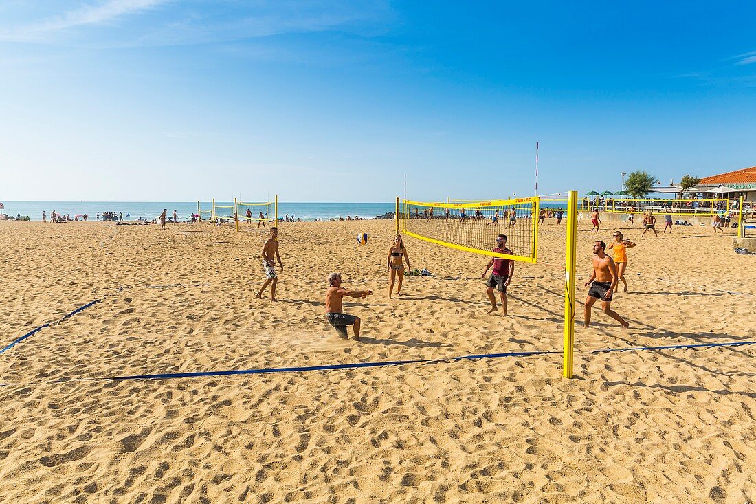 Frankreich, Pyrenäen Atlantiques, Bask Land, Anglet Leute, die Beachvolleyball am Golden Sands Beach spielen