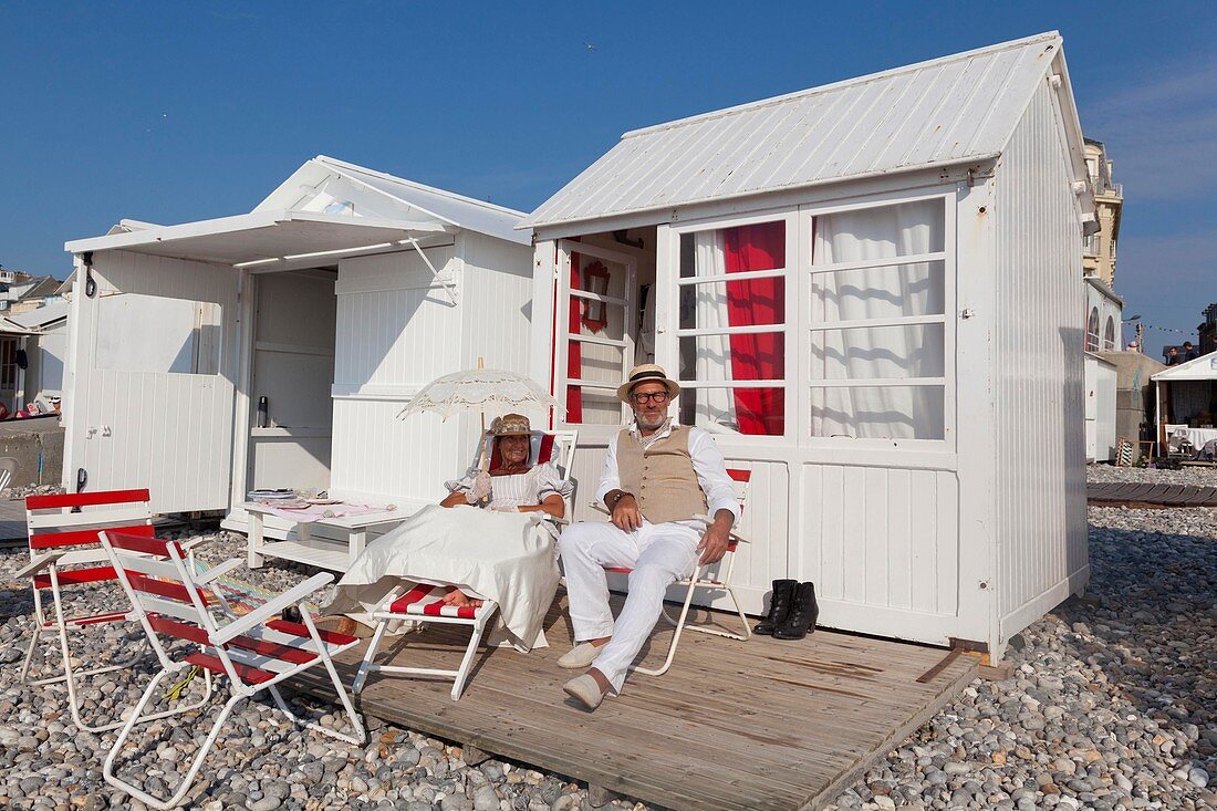 Frankreich, Somme, Mers les Bains, Schwimmertag, Menschen in Belle-Epoque-Kostümen vor einer Strandhütte