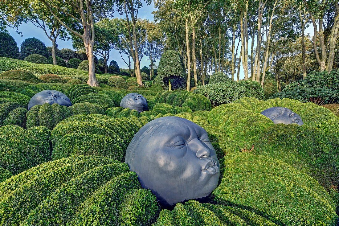 Frankreich, Seine Maritime, Etretat, Gärten von Etretat, der Emotions-Garten mit Skulpturen, die 2016 von Samuel Salcedo angefertigt und Regentropfen genannt wurden